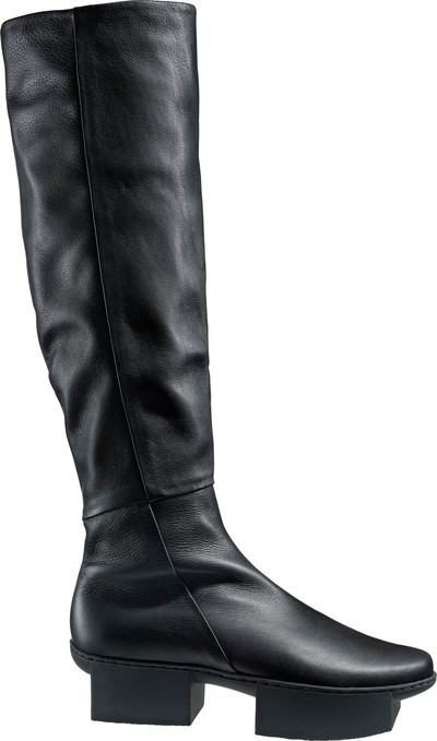High, puristic and elegant boot